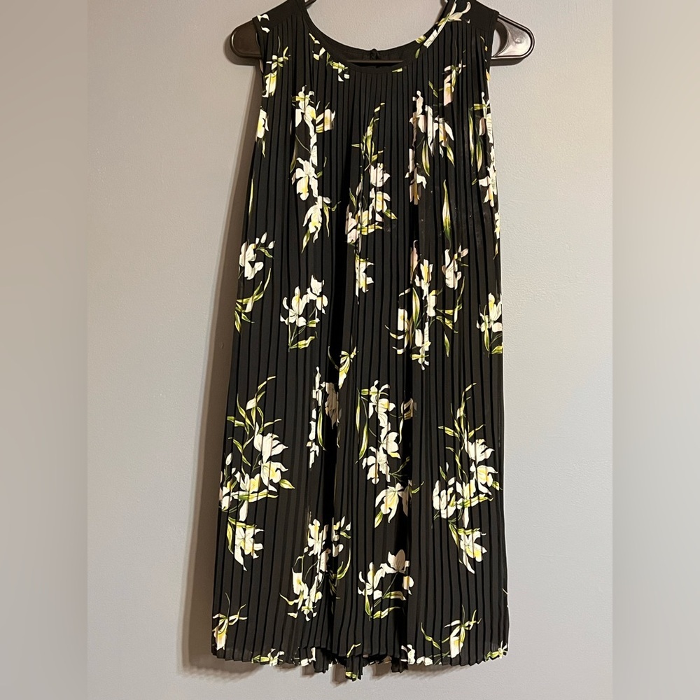 *NWT* Banana Republic black Floral Pleated
Sleeveless Dress w/Belt